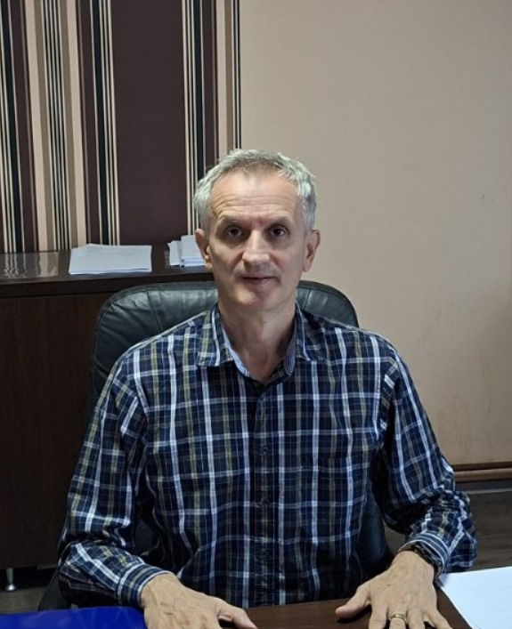 Direktor Visoke poslovno tehničke škole Doboj u svojoj kancelariji